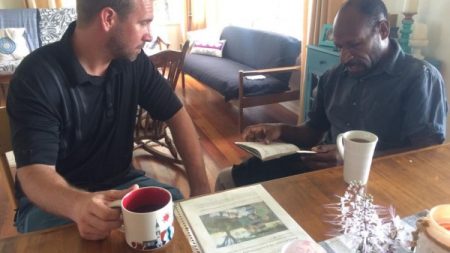 Reunión con el pastor de la escena del accidente